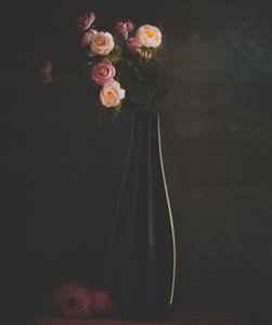 Stilleben med stemningsfulde blomster af Farid Kazamil