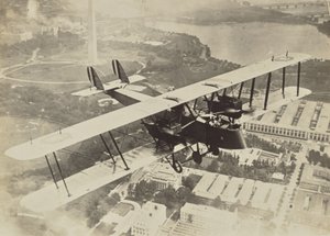 [Flyvende fly over Washington D.C.] af Fedele Azari