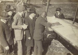 [Gruppe omkring kanten af en vinge på en Caproni Ca. 3 (flyvemaskine)].