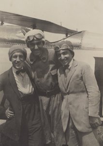 [Portræt af tre mænd, der smiler foran en flyvemaskine]. af Fedele Azari