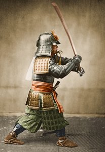 Samurai-kriger iført rustning med hævet sværd, ca. 1860 (albumin-fotografi)
