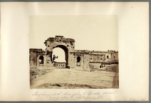 Gateway, der fører ind til Residency, Lucknow af Felice Beato