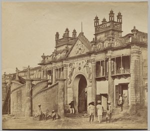 Gateway, der fører ind i Kaiserbagh af Felice A. Beato