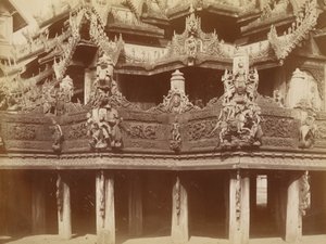 Carving in Balcony, Kyaung at Myingyan af Felice Beato