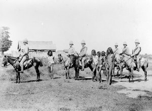 Dacoits bliver bragt ind af beredent infanteri, ca. 1890