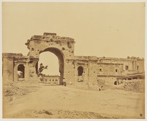[Port, der fører ind til residensen, almindeligvis Bailee Guard Gate, holdt af oberstløjtnant R.H.M. Aitken fra 13. bengalske infanteri]. af Felice Beato