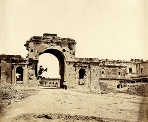 Port, der fører ind til Residency, Lucknow, 1858 af Felice Beato