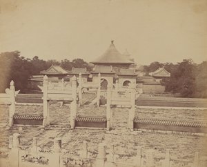 Interiør og buer i Himlens Tempel, hvor kejseren ofrer en gang om året, i den kinesiske by Pekin, oktober 1860 af Felice Beato