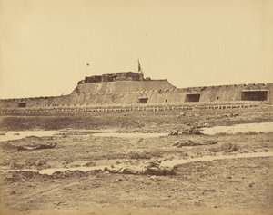 Bag på det nordlige fort, der viser tilbagetrækning af den kinesiske hær, 21. august 1860 af Felice Beato