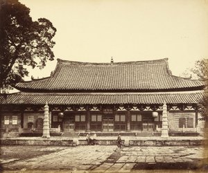 [Tempel i Tartar-kvarteret, Canton, Kina]. af Felice Beato