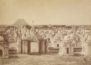 450 pagoden fra den centrale pagode - Mandalay af Felice Beato