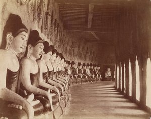 De niogfyrre Gautamas i Sagaing-templet af Felice Beato