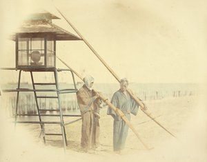 [To mænd med årer står ved siden af en lanterne]. af Felice Beato