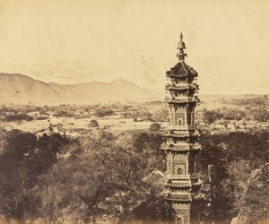 Udsigt over sommerpaladset. Yuan Ming Yuan Pagoda. Før brændingen, Pekin, 18. oktober 1860 af Felice Beato