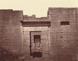 Anden port til det store tempel i Medinet Habu, Theben af Félix Bonfils