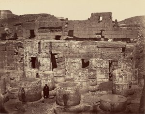 Den tredje gård i det store tempel i Medinet Abu, også kaldet søjlegården. Theben af Félix Bonfils