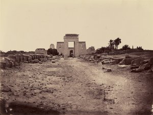 Sfinksallé og ptolemæisk propylon, Karnak, Theben af Félix Bonfils