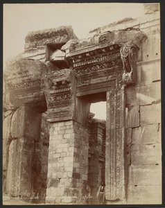Baalbek, porten til Jupiters tempel af Félix Bonfils