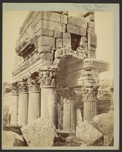 Detalje af kapitælerne i pronaos ved Baalbek af Félix Bonfils
