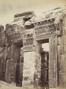 Indgang til Jupiters tempel eller Solens tempel, i den arkæologiske zone Heliopolis eller Baalbek, gammel syrisk by, nu Libanon af Félix Bonfils