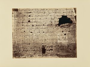 Medinet-Abou – Basrelief til højre [sic] over indgangen til det store tempel af Félix Bonfils