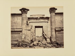 Medinet-Abou. Samlet udsigt over det lille tempel, detalje af døren (Egypten)