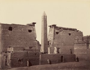 Luxor-templet: obelisk og pylon [Theben] af Félix Bonfils
