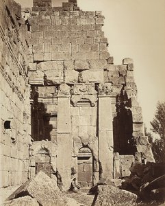 Propylaea af Jupiters tempel eller Solens tempel, i den arkæologiske zone Heliopolis eller Baalbek, antikke syriske by, nu Libanon af Félix Bonfils