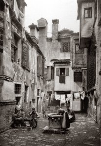 En gårdhave omgivet af bygninger i Venedig, ca. 1880