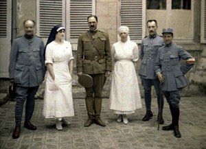 Franske militærlæger og sygeplejersker foran Saint-Paul Hospital, Soissons, Aisne, Frankrig, 1917 (autokrom) af Fernand Cuville