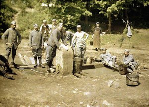 Gruppe af franske soldater vasker tøj ved en brønd, Soissons, Aisne, 1917 (autokrom) af Fernand Cuville