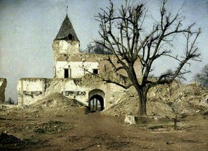 Stærkt beskadiget slot og træet, hvor Napoleon III engang hvilede, Ham, Somme, Frankrig, 1917 (autokrom)