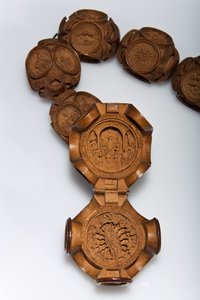 Henry VIIIs rosenkrans, detalje af den åbne Pater-perle (buksbom) af Flemish School