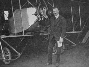 En af de bedste instruktører: Lewis WF Turner stående ved en Caudron trænings-biplan, 1913 1934