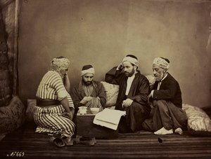Album Damas et Baalbek : En gruppe syrere sidder omkring et bord af Félix Bonfils
