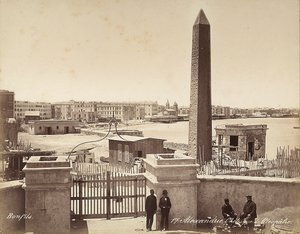 Alexandria, Egypten: Obelisken af Cleopatra, med fire mænd, der poserer til fotografiet af Félix Bonfils
