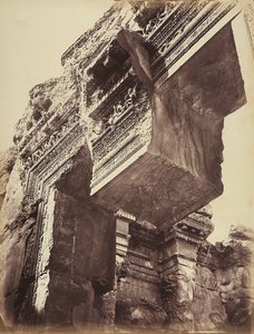 Detalje af indgangen til et tempel, i den arkæologiske zone i Heliopolis eller Baalbek, gammel syrisk by, nu Libanoni af Félix Bonfils