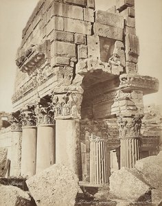 Detalje af pronaos af Bacchus-templet, i den arkæologiske zone Heliopolis eller Baalbek, gammel syrisk by, nu Libanon af Félix Bonfils
