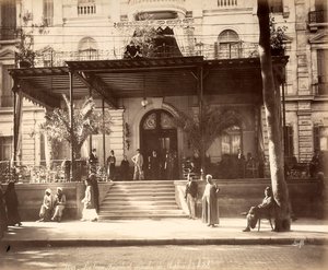Indgangen til Hotel Shepheard i Cairo af Félix Bonfils