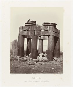 Man op af qubba van Douris, nær Baalbek Syrien. Cupola of Douris, i Bekàa-sletten - Balbek (titel på objektet) Gammel arkitektur: Egypten, Grækenland, Lilleasien: Fotoalbum (serietitel) af Félix Bonfils