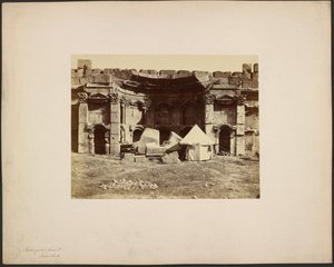Rektangulær gård, Baalbek af Félix Bonfils