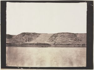 Generel visning af monumenter hugget ind i grundfjeldet med fotografens Dahabieh. Abu Simbel af Félix Teynard