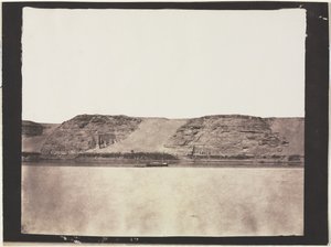 Generelt syn på monumenter hugget ind i grundfjeldet med fotografer Dahabieh. Abu Simbel, 1851-1852. af Félix Teynard