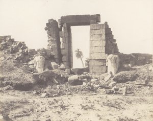 Karnak Theben, First Pylon - Ruins of the Gate and the Colossi, ..., 1851-52, trykt 1853-54. af Félix Teynard