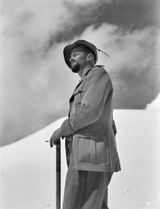 Alpino-soldat i sneen af Fosco Maraini