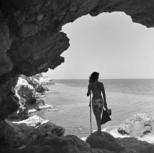 Bader på klippen og kigger ned på havet nær landsbyen Aspra, nær Palermo, Sicilien, ca. 1950 (s/h-foto)