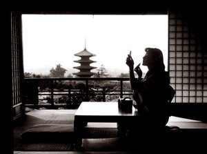 "Frivolous Kyoto". Yasaka-pagoden set fra restauranten Kyo-Yamato af Fosco Maraini