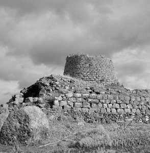 Nuraghe Santu Antine af Fosco Maraini
