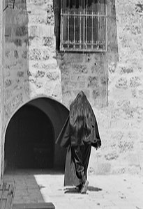 Religiøse i en gade i den gamle bydel i Jerusalem af Fosco Maraini
