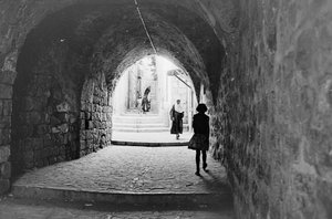 Vej i souks i den gamle bydel i Jerusalem